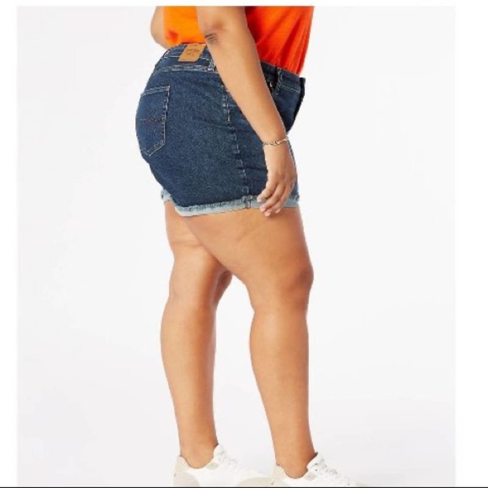 Dnizen from Levi's Women's Plus Size Mid-Rise 5" Jean Shorts NWT SZ 18 - Picture 2 of 6
